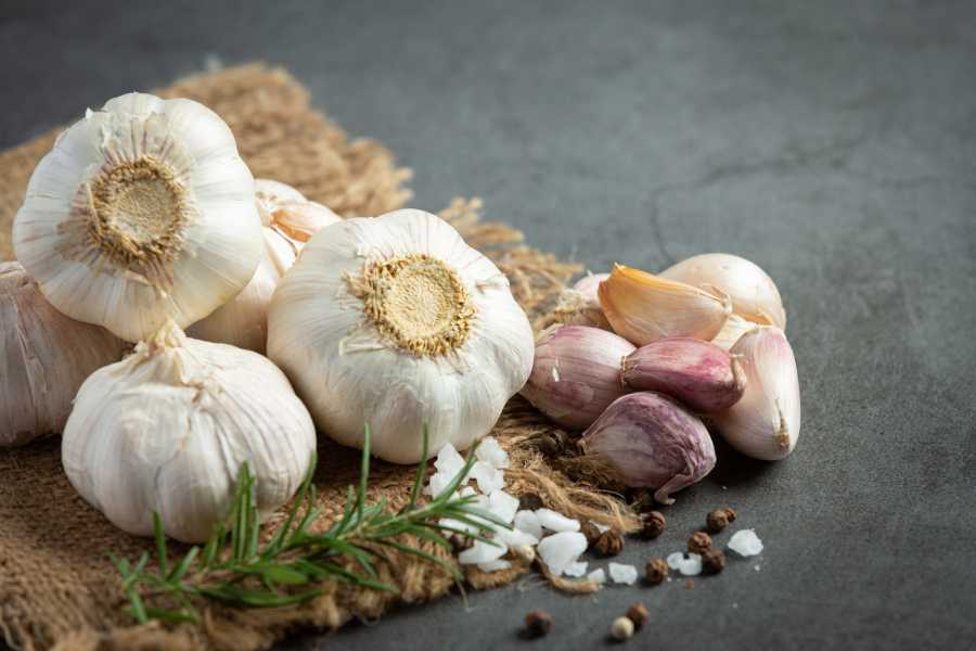 بهترین زمان خوردن سیر خام