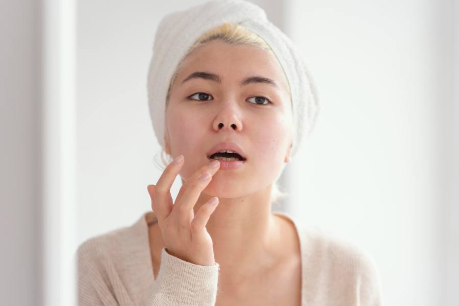 چگونه می توانم لب هایم را مرطوب و نرم نگه دارم؟