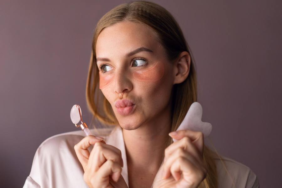 چگونه می توانم لب هایم را مرطوب و نرم نگه دارم؟